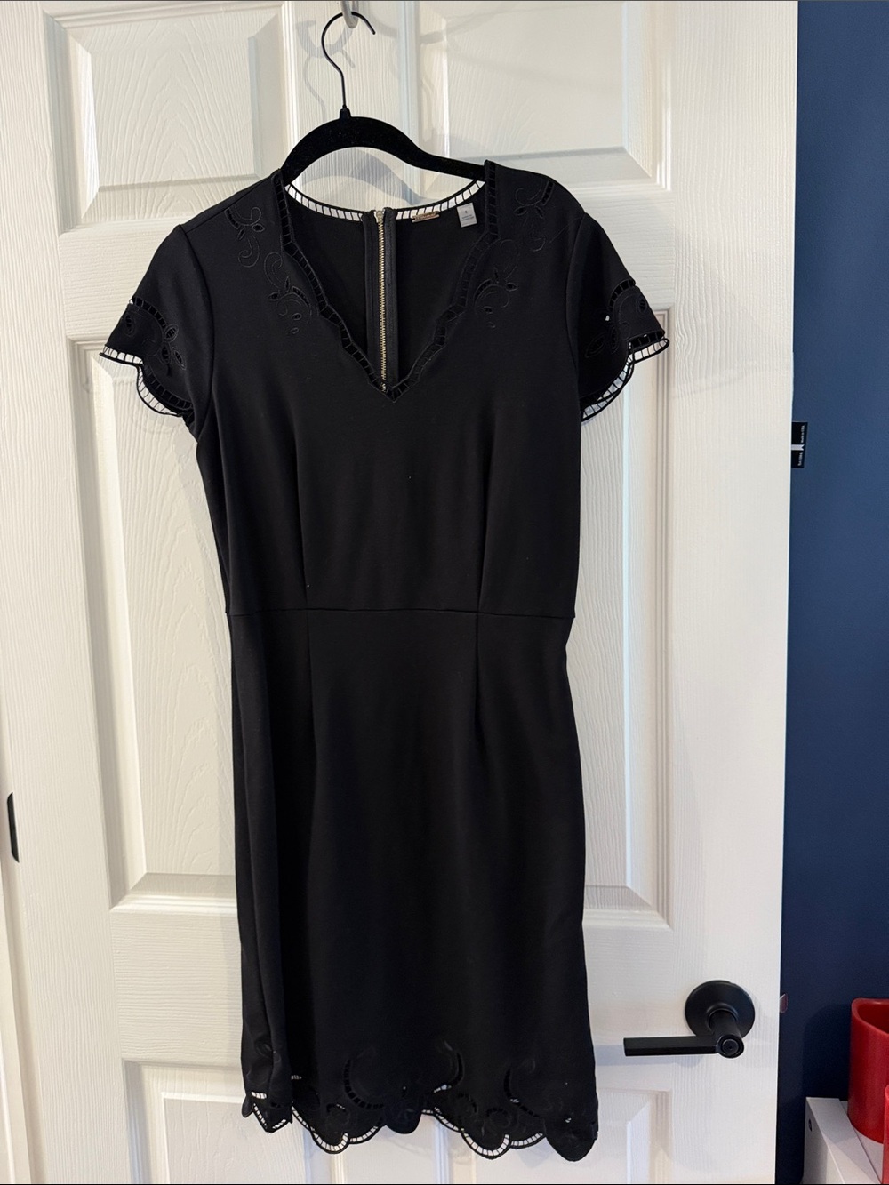 T Tahari Black Scalloped V-Neck Midi Dress
